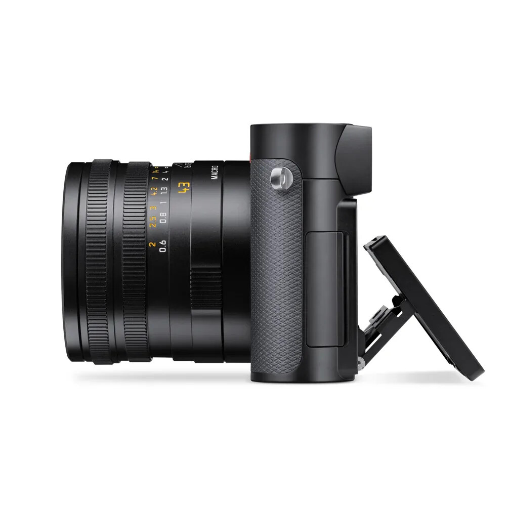 19084 Leica Q3 43 left monitor open 1024x1024 jpg