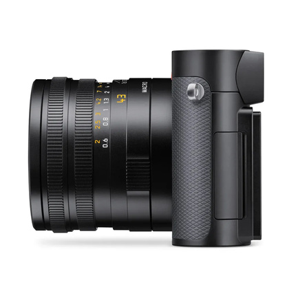 19084 Leica Q3 43 left monitor closed 1024x1024 jpg