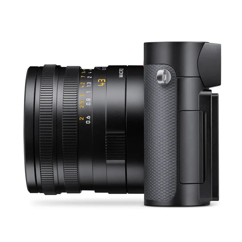 19084 Leica Q3 43 left monitor closed 1024x1024 jpg